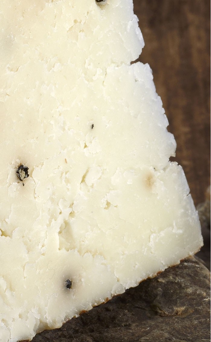 La brebis se nomme Pécora en italien ,Pécorino Pepperino est un fromage de  brebis fermier lait cru bio aromatisé au poivre.